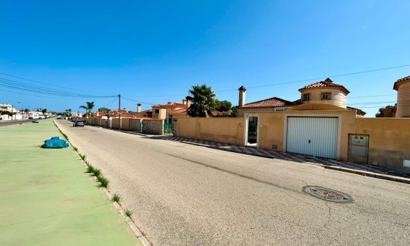 Resale - - VILLA - Torrevieja - Urbanización San Luis
