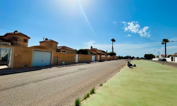 Resale - - VILLA - Torrevieja - Urbanización San Luis