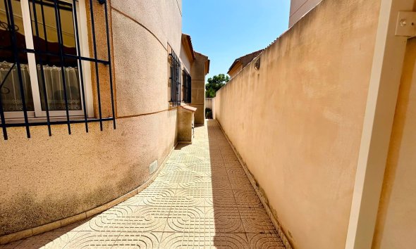 Resale - - VILLA - Torrevieja - Urbanización San Luis