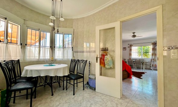 Resale - - VILLA - Torrevieja - Urbanización San Luis