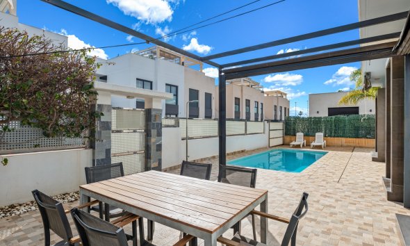 Resale - Villa / House - Ciudad Quesada