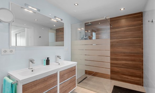 Resale - Villa / House - La Marina