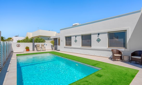 Resale - Villa / House - La Marina