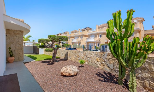 Resale - Villa / House - La Marina