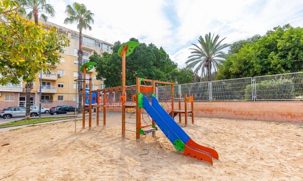Resale - Apartament / Duplex - Torrevieja - Estacion de autobuses