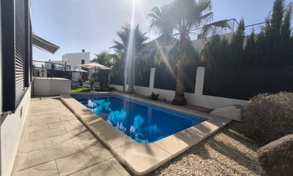 Resale - Villa / House - Polop - Alberca