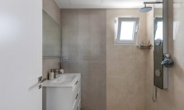 Resale - Villa / House - Torrevieja - Los Balcones