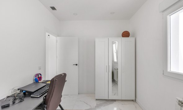 Resale - Villa / House - Torrevieja - Los Balcones