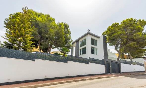 Resale - Villa / House - Torrevieja - Los Balcones