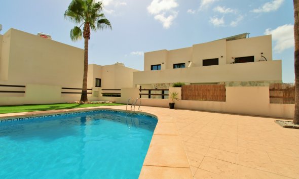Resale - Villa / House - Orihuela Costa - PAU 8