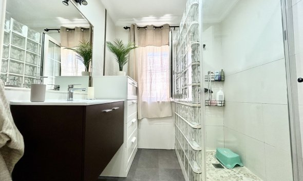 Resale - Townhouse / Terraced House - Heredades