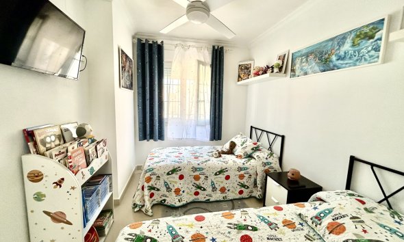 Resale - Townhouse / Terraced House - Heredades