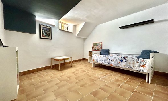Resale - Townhouse / Terraced House - Heredades