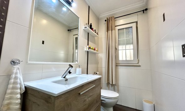 Resale - Townhouse / Terraced House - Heredades