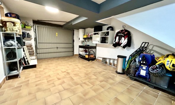 Resale - Townhouse / Terraced House - Heredades