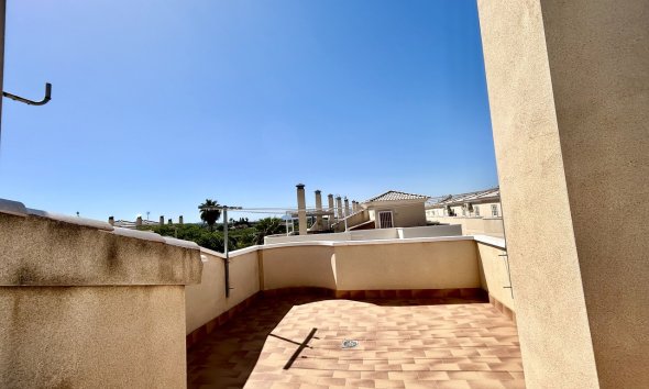 Resale - Townhouse / Terraced House - Heredades