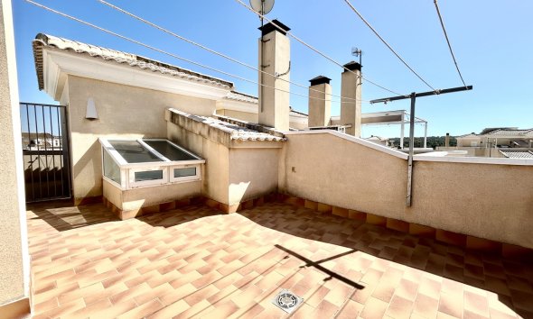 Resale - Townhouse / Terraced House - Heredades