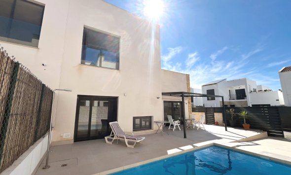Resale - Villa / House - Ciudad Quesada - Pueblo Bravo