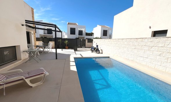 Resale - Villa / House - Ciudad Quesada - Pueblo Bravo