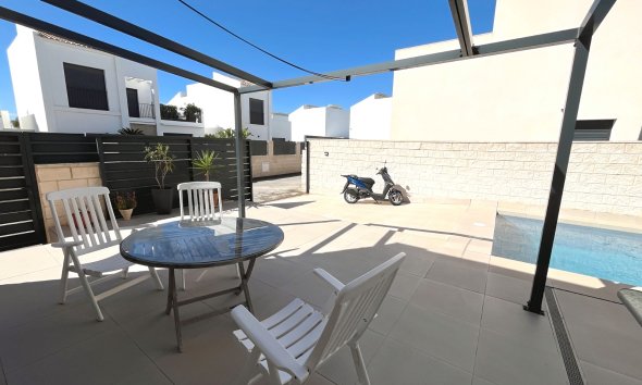 Resale - Villa / House - Ciudad Quesada - Pueblo Bravo