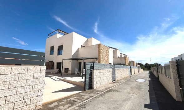 Resale - Villa / House - Ciudad Quesada - Pueblo Bravo