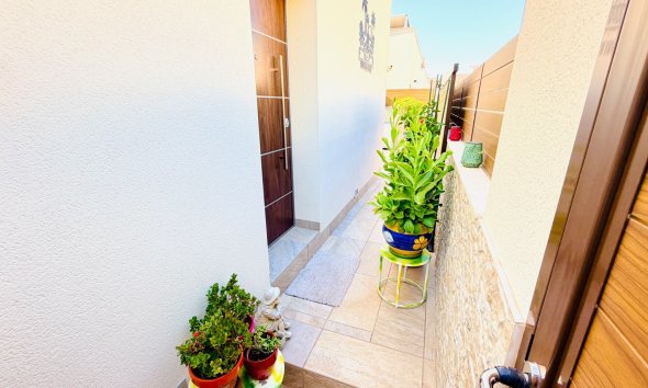 Resale - Villa / House - Los Montesinos - La Herrada