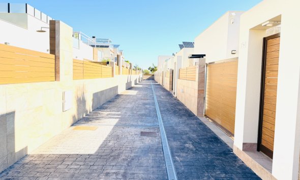 Resale - Villa / House - Los Montesinos - La Herrada