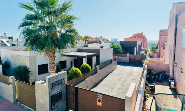 Resale - Villa / House - Los Montesinos - La Herrada