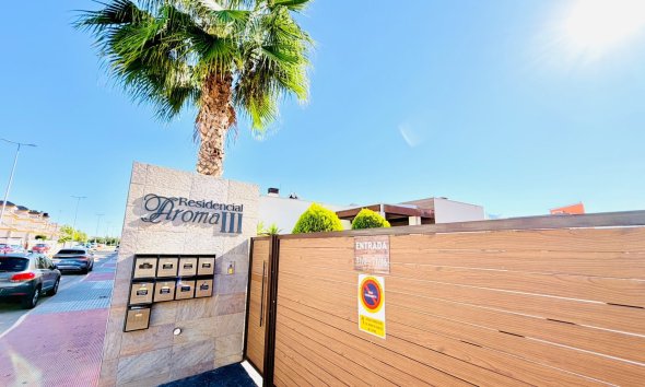 Resale - Villa / House - Los Montesinos - La Herrada