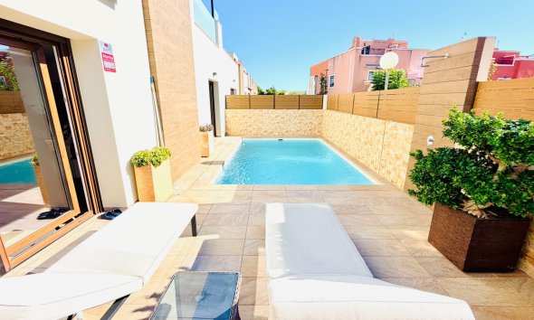 Resale - Villa / House - Los Montesinos - La Herrada