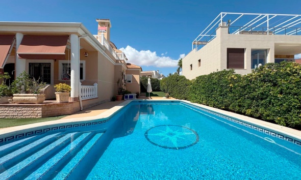 Resale - Villa / House - Torrevieja - La Mata