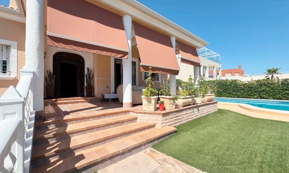 Resale - Villa / House - Torrevieja - La Mata