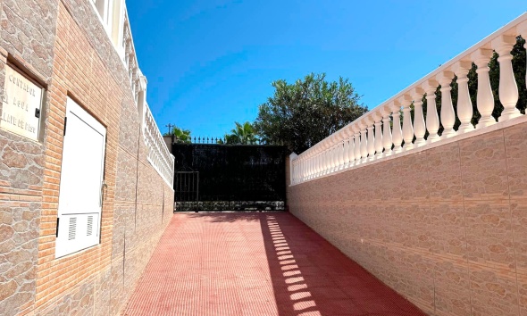Resale - Villa / House - Torrevieja - La Mata