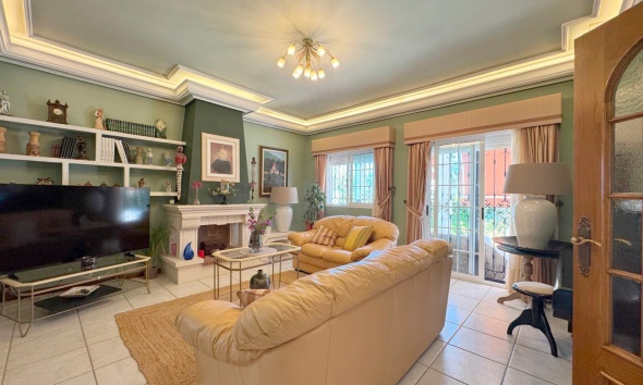 Resale - Villa / House - Torrevieja - La Mata