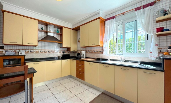 Resale - Villa / House - Torrevieja - La Mata
