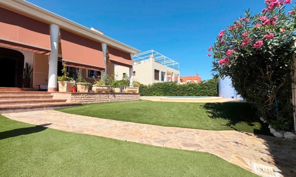 Resale - Villa / House - Torrevieja - La Mata