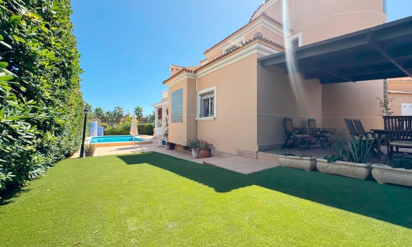 Resale - Villa / House - Torrevieja - La Mata