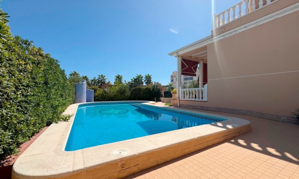 Resale - Villa / House - Torrevieja - La Mata