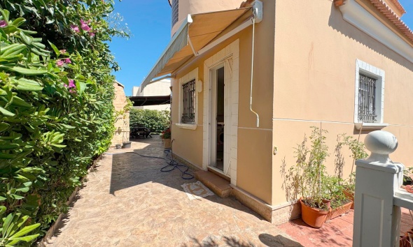 Resale - Villa / House - Torrevieja - La Mata