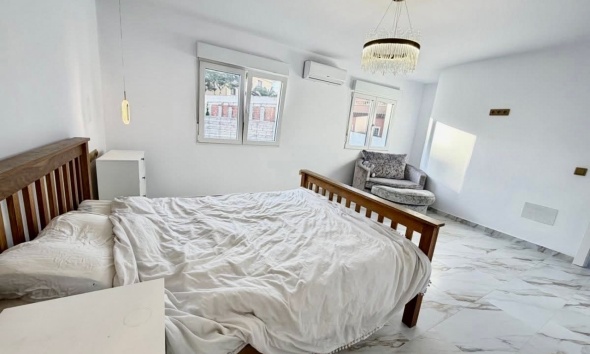 Resale - Villa / House - Orihuela Costa - Villamartín