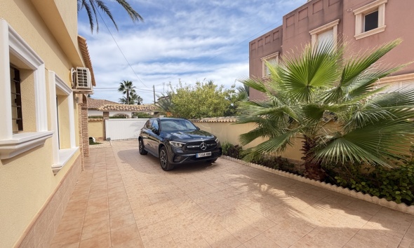 Resale - Villa / House - Orihuela Costa - Cabo Roig