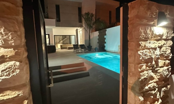 Resale - Villa / House - Dolores