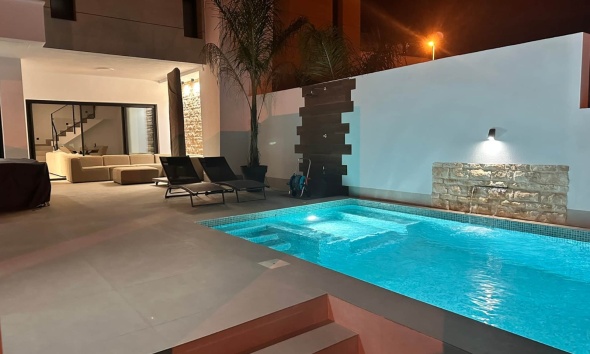 Resale - Villa / House - Dolores