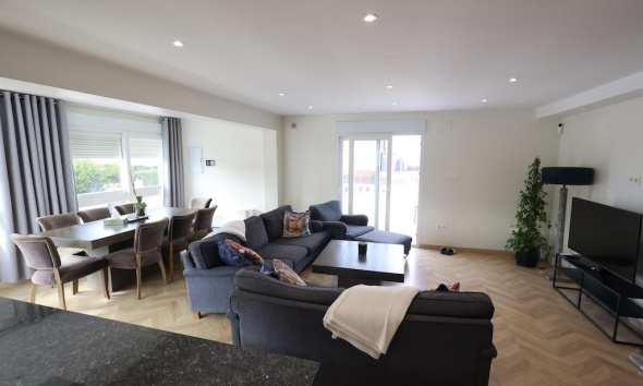 Resale - Villa / House - Torrevieja - Los Balcones