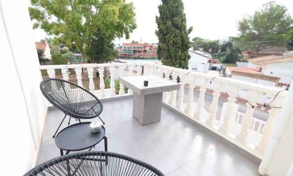 Resale - Villa / House - Torrevieja - Los Balcones