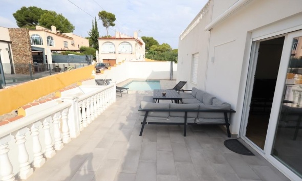 Resale - Villa / House - Torrevieja - Los Balcones