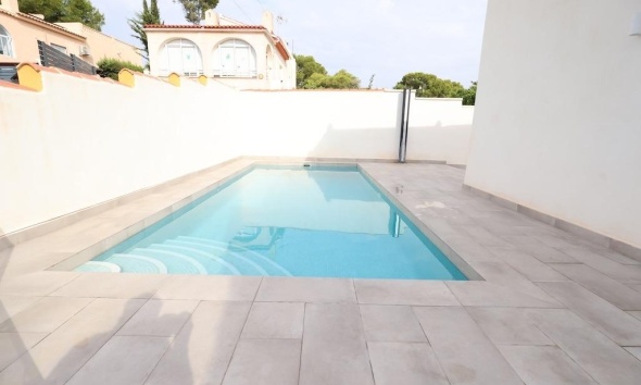 Resale - Villa / House - Torrevieja - Los Balcones