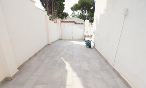 Resale - Villa / House - Torrevieja - Los Balcones