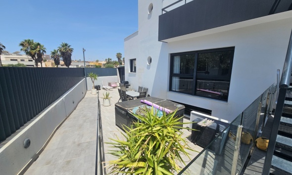 Resale - Townhouse / Terraced House - Torrevieja - Los Frutales