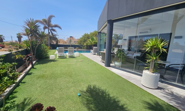 Resale - Townhouse / Terraced House - Torrevieja - Los Frutales